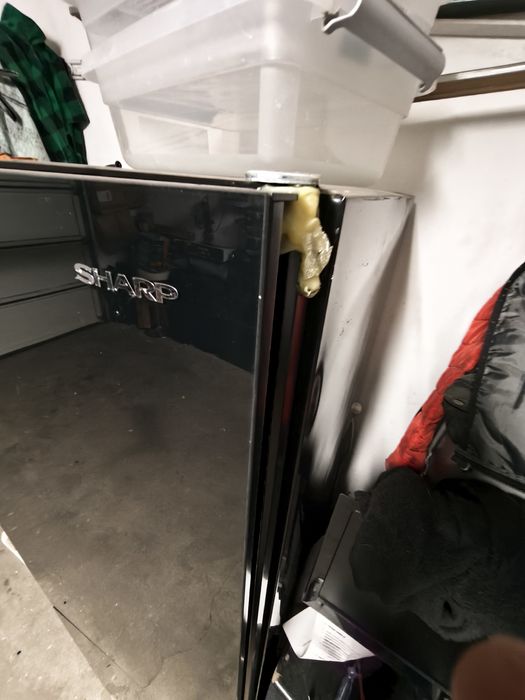 Lodówka SHARP uszkodzona