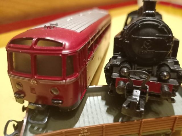 Kolejka elektryczna MARKLIN. Lokomotywa Marklin TM800 z wagonmi.