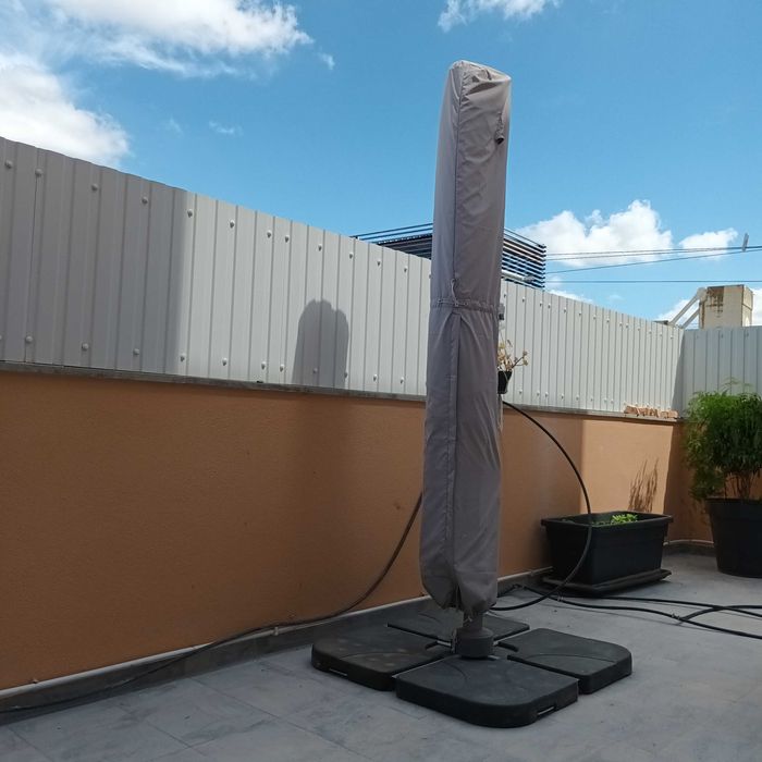 Guarda Sol suspenso com 290 x 290 cm com pesos de suporte para os pés e capa de proteção para inverno