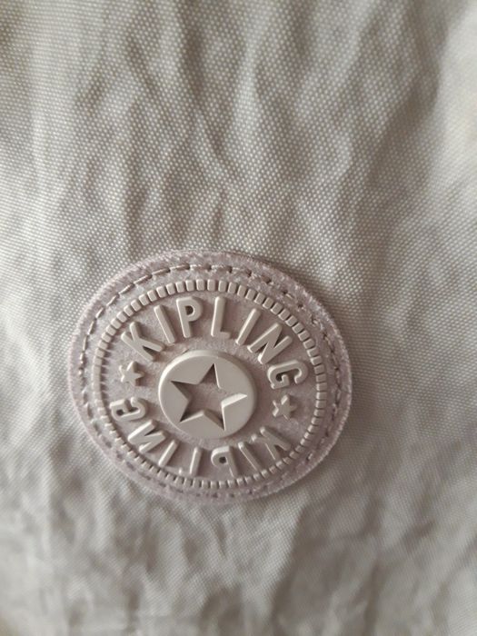 Сумка Kipling c обезьяной бежевая через плечо