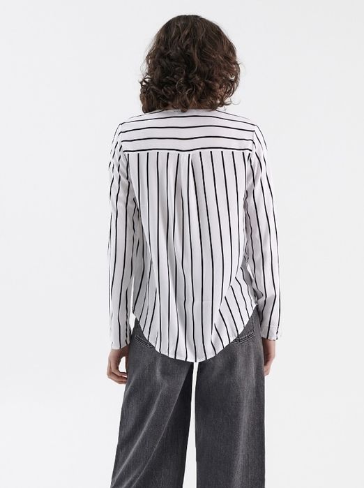 Біла жіноча сорочка