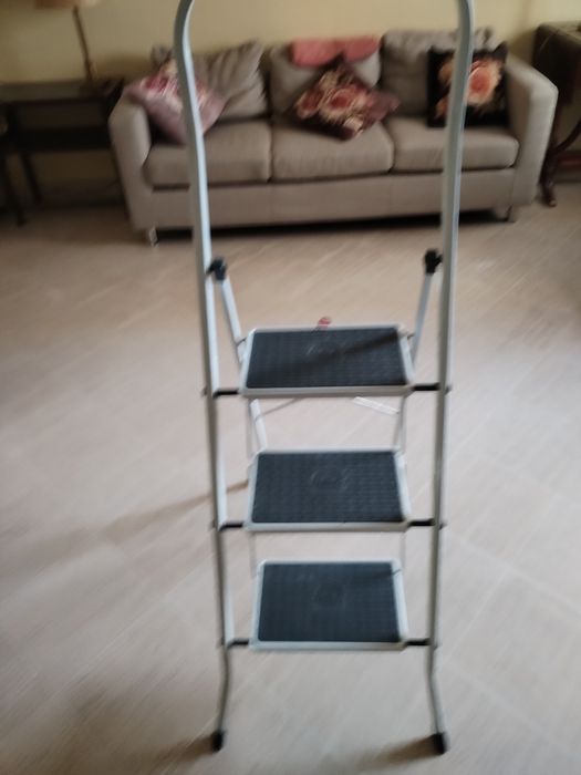 Escadote com três degraus