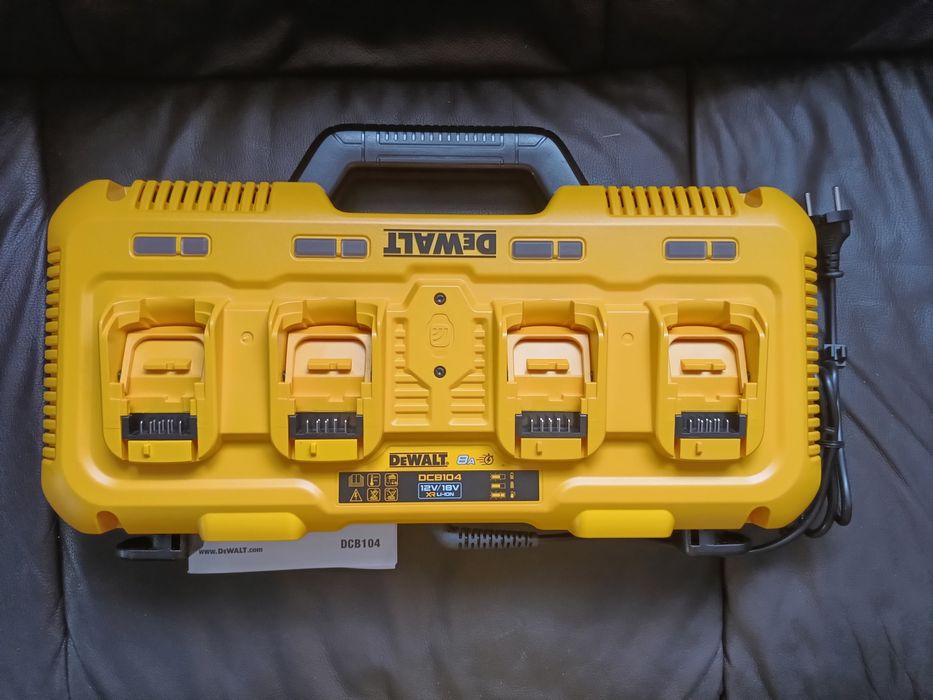 Зарядний пристрій 4-х портовий dewalt DCB104 деволт