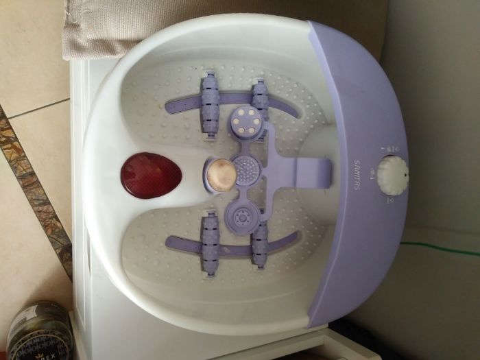 masażer do stóp z podgrzewaniem i hydromasażem.