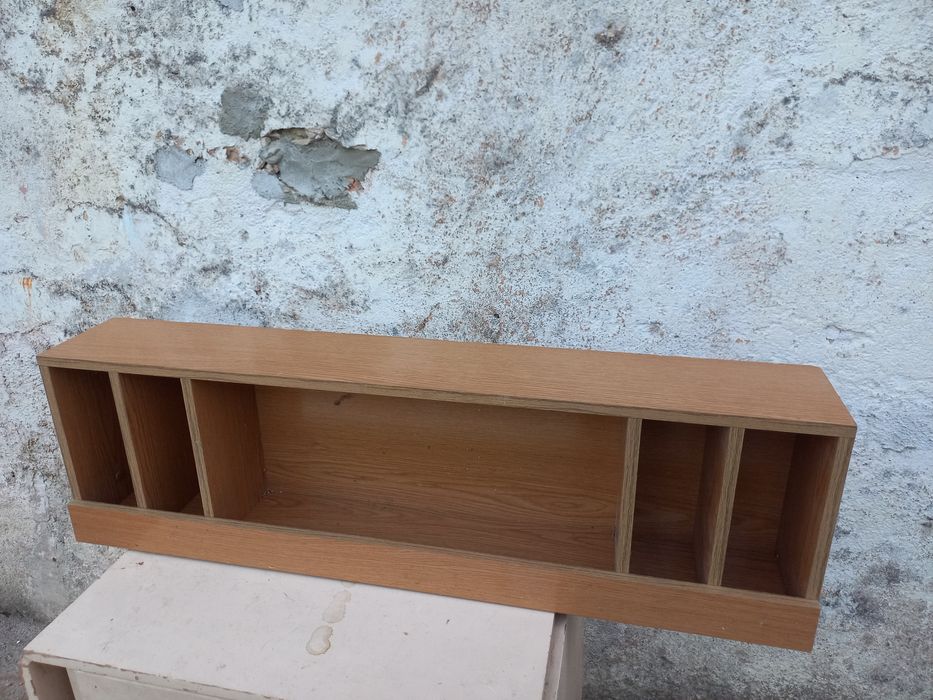 Vende se estante de quarto de criança/jovem