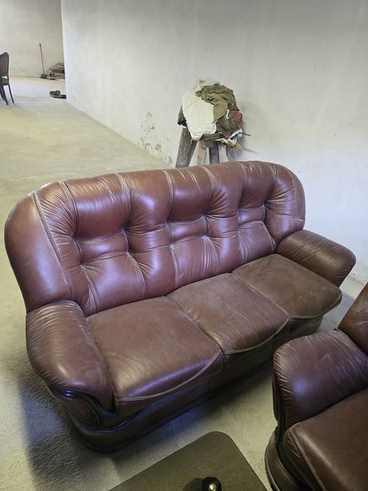 Conjunto de tres sofas e mês de centro