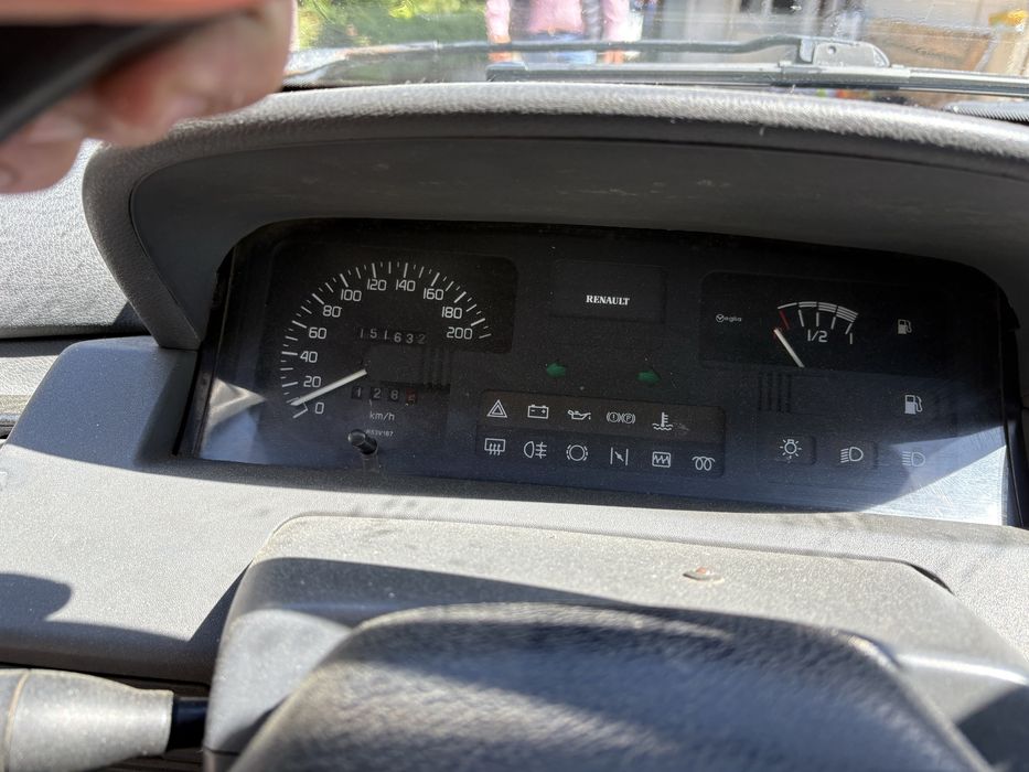 Renault Clio de 1993457027054606766082