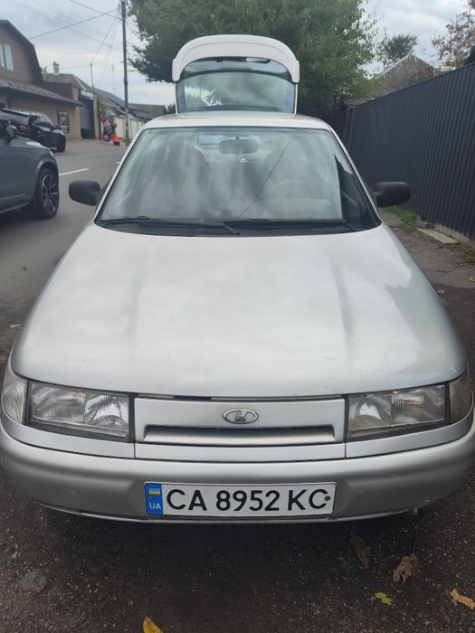 Продам авто батьків з рідним пробігом, використовували в межах 50 км від міста, дача/село. рік випуску 2006, купувалась в автосалоні. ТО проходила завжди вчасно. залите масло синтетика на ПАО основі. Використовували тільки якісний антифриз, який не вбиває систему охолодження. Ходова вся замінена. Є фаркоп для прицепу. диски R13, в комплекті 8 колес майже нові, знос мінімальний (4 зима+4 літо). Камазовська защита двигуна, міцна, з товстого металу. Глушитель з нержавійки, тихенько працює. По передку зліва по неуважності трохи розбила фару. Виведена окрема кнопка на панель приборів для вмикання/вимикання вентилятора на радіаторі вручну, щоб не доводити до автоматичного включання, батько завжди слідкував за температурою двигуна і вмикав вручну на 100 градусах, щоб  не перегрівати двигун влітку. Наче по нюансах все. Якщо щось цікавить телефонуйте, запитуйте. В цілому ідеальна машина для села/дачі. До сих пір різвенька, на трасі гарно йде на обгін за потреби, не тупить.

Продаю, тому що стоїть, нема кому їздити.