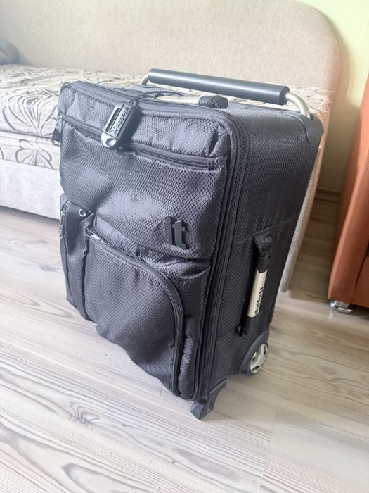 Чорна валіза компактна