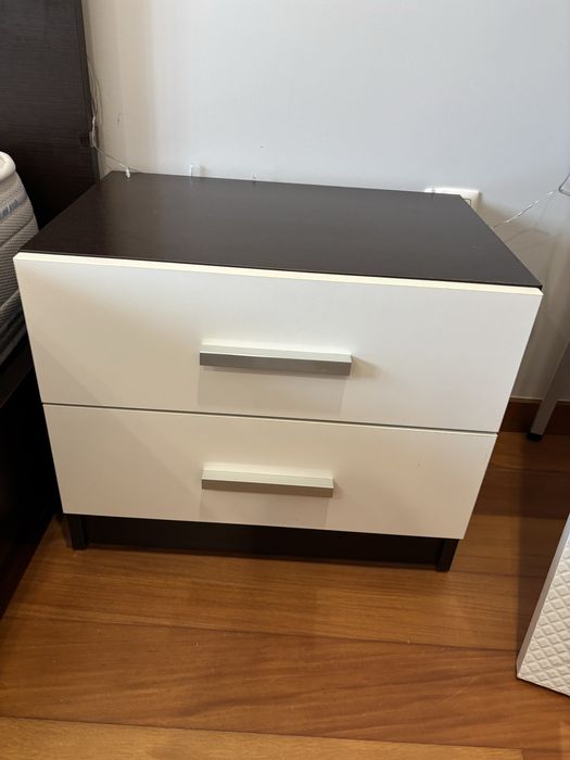 Quarto de casal , castanho e branco