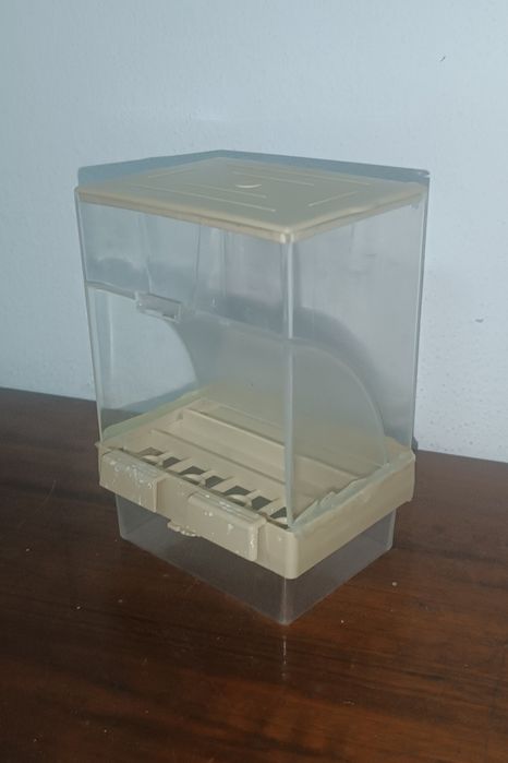 Comedouro automático para periquitos australianos