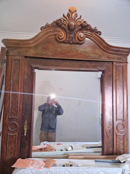 Roupeiro antigo com mais de 100 anos, boa arrumação com espelho de grande dimensão