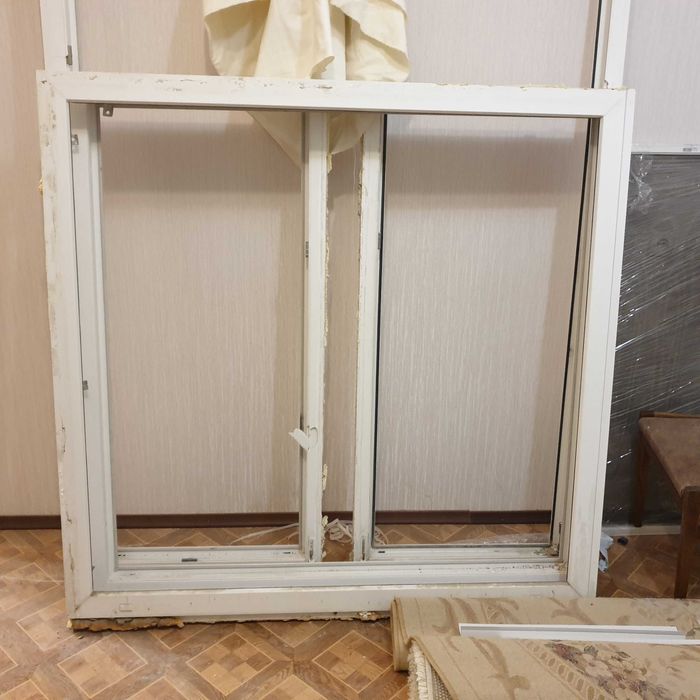 Скло та пластикові рами (500 грн за все)