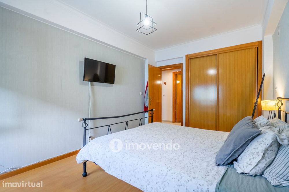 Apartamento T2 com estacionamento e terraço, em Vialonga