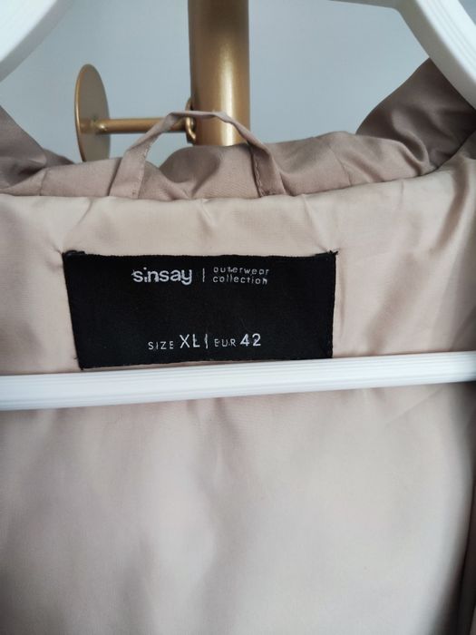 Sinsay | Beżowy pikowany płaszcz dwurzędowy damski z kapturem | XL 42