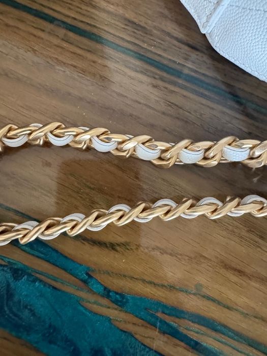 Biala torebka Chanel 25