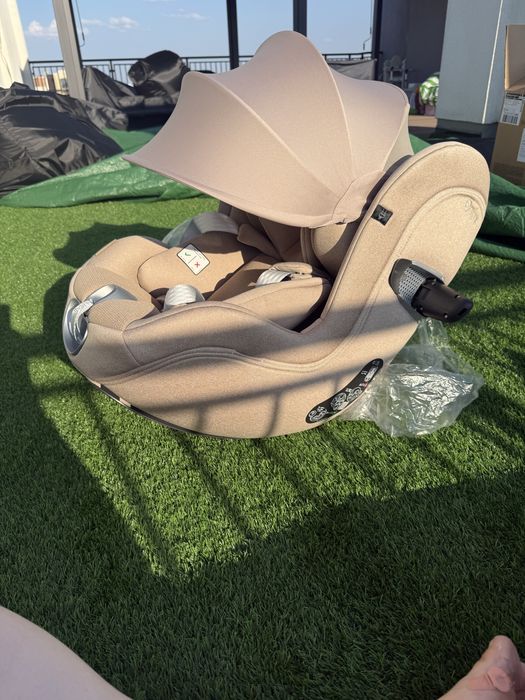 Автокрісло Sirona Ti від Cybex з капішоном