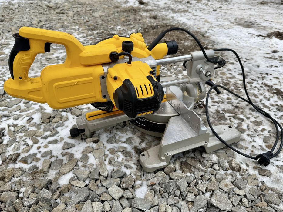 DeWALT DWS773 qs praktycznie nowa ukośnica z posuwem