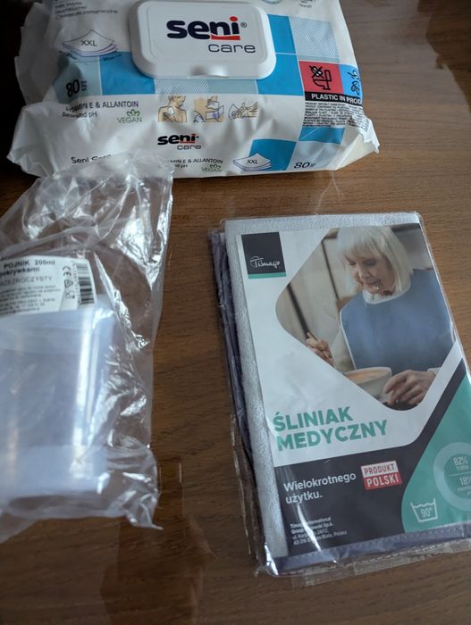 Śliniak medyczny, kubek 200 ml i chusteczki mokre SENI dla seniora