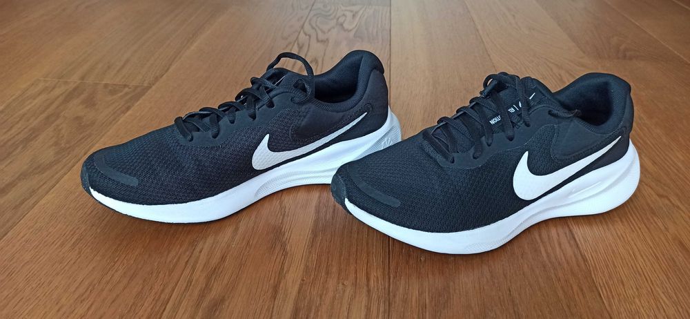 Sprzedam buty Nike Revolution 7 rozmiar 40,5 -25,5 cm stan bardzo dobry
