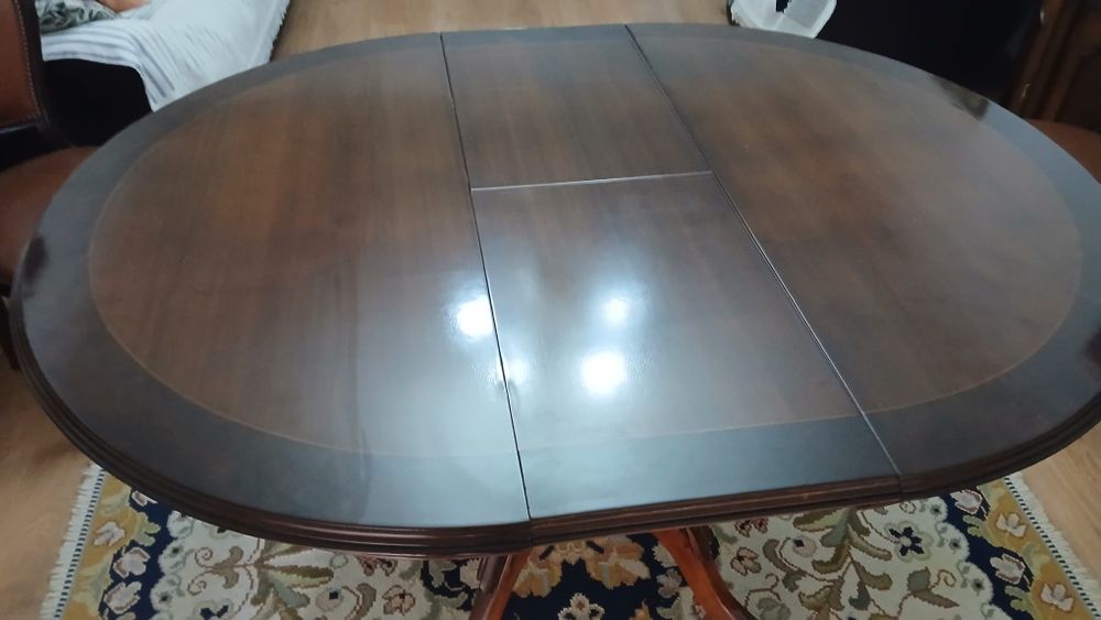 Mesa de jantar em madeira
