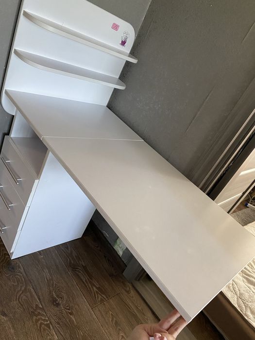 Маникюрний стіл