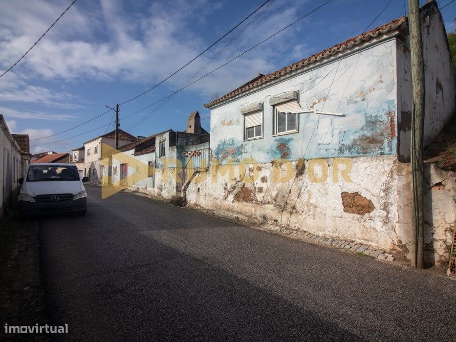 T2 no Centro de Olhalvo com Grande Potencial de Transformação