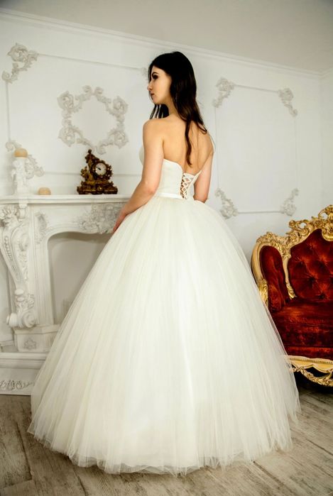Продам пишну весільну сукню ivory, корсет на шнурівці, 44–46 (укр), як нова