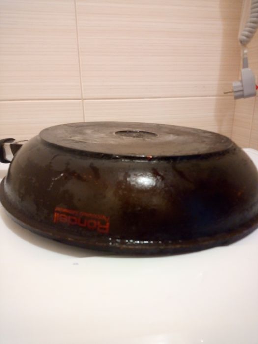 Продам большую сковородку с крышкой.