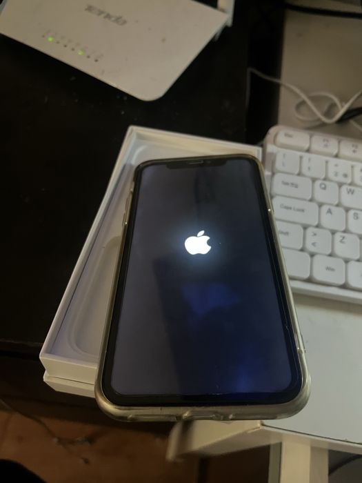 Iphone XR com caixa do 13 ( sem carregador ou cabo)