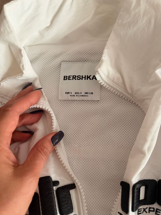 Ветрівка Bershka