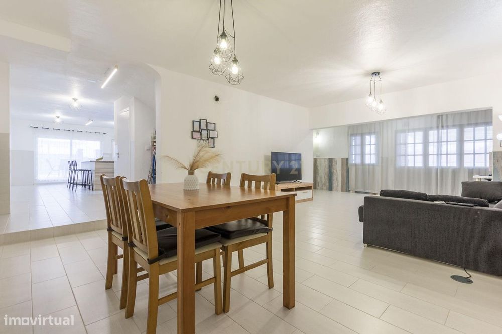 Moradia isolada  de gaveto com  5 assoalhadas num lote de 426 m2 na Qu