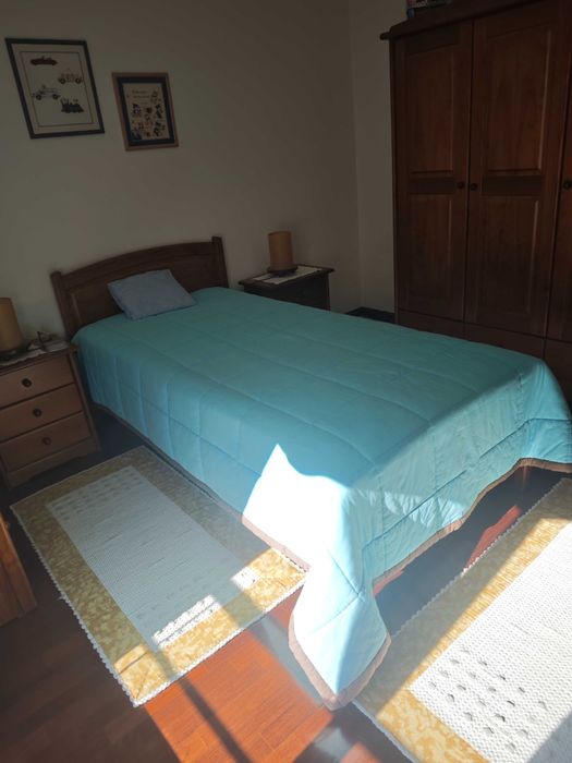 Mobília de quarto de solteiro completo em pinho.