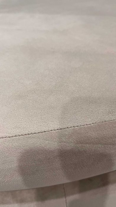 Duże siedzisko, beżowe. Puf. Do holu, poczekalni, przedpokoju.