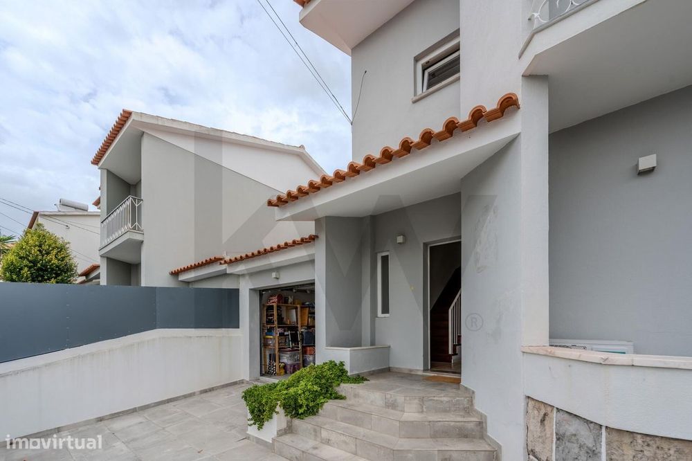Moradia T3 Remodelada com Jardim, Terraço e Garagem em São Domingos de