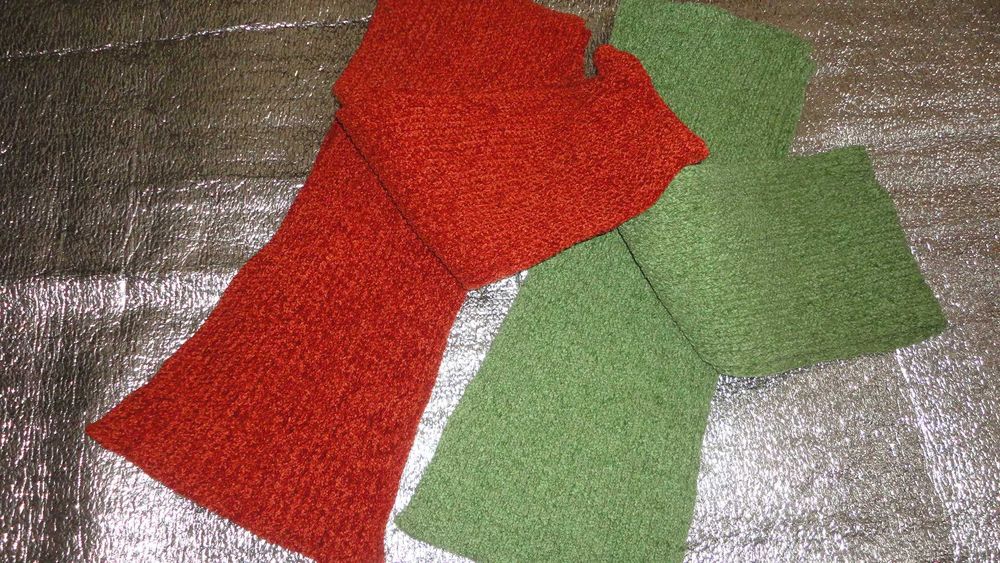 шарфы самовязанные длинные двух цветов.