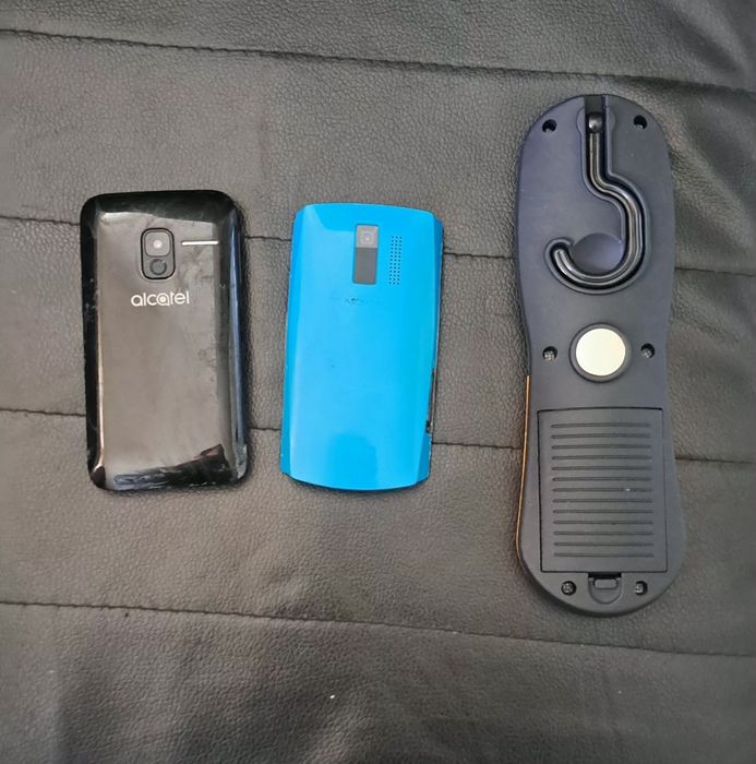Dois telemóveis mais lanterna