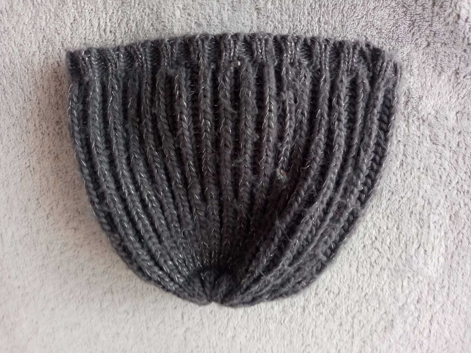Sprzedam beret z kwiatkiem