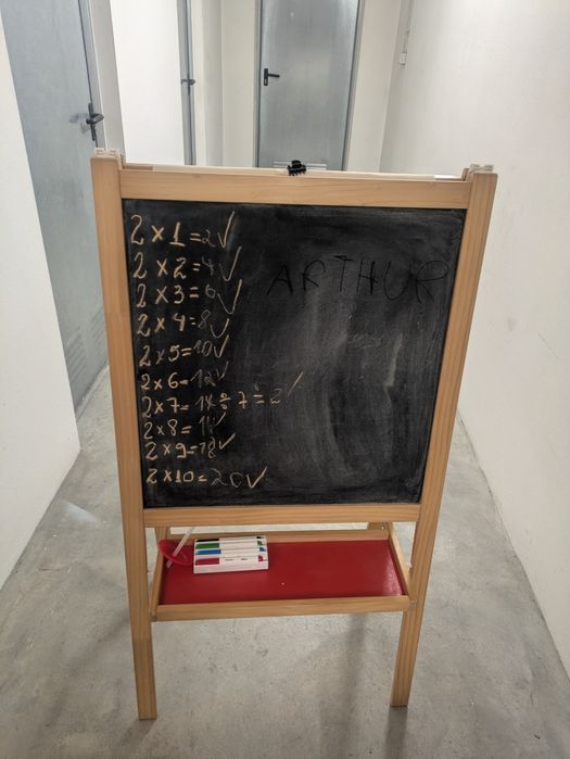 Quadro escolar com papel e ardósia