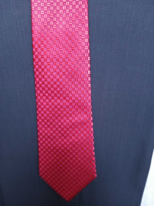 Krawat męski czerwony w delikatny elegancki wzorek
