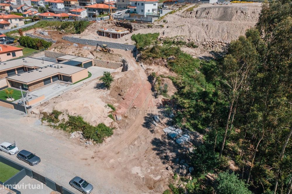 Terreno com Projeto Aprovado – Excelente Oportunidade !