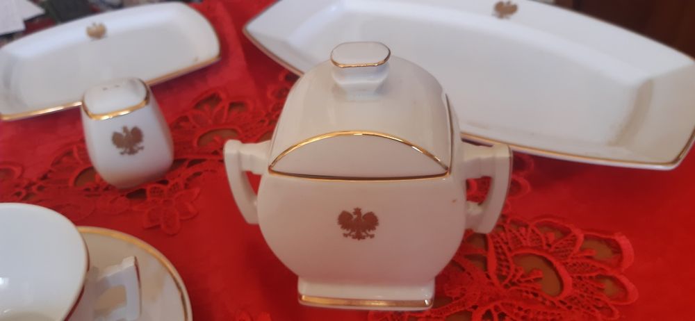 Ćmielów porcelana zdobiona motywem z Orzełkiem