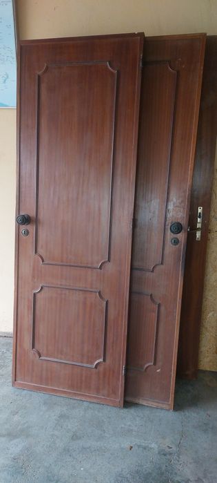 Várias portas antigas