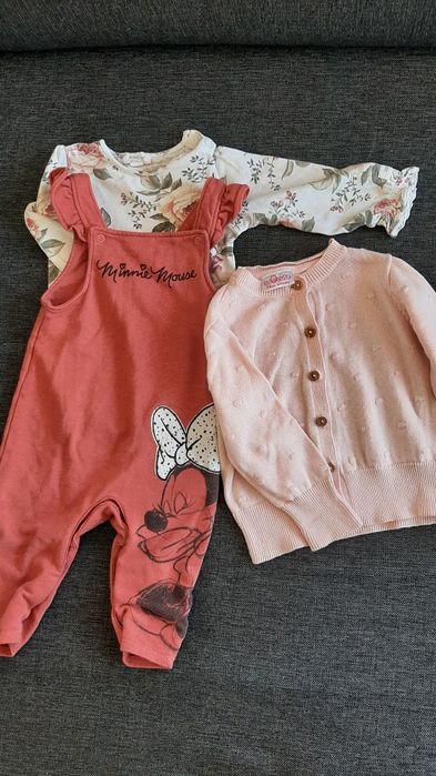 Zestaw body Newbie, spodnie Disney i sweterek So Cute, rozm. 74, stan