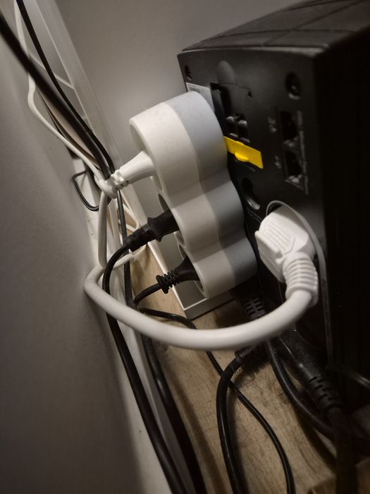 UPS APC 950 VA - 4 Schuko-Type Outlets64584992943361122