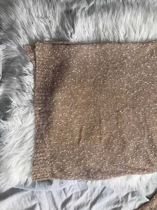 Camisola de malha com brilhantes e detalhe de lantejoulas nos ombros