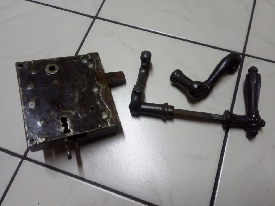 Zamek do drzwi starych odnowy