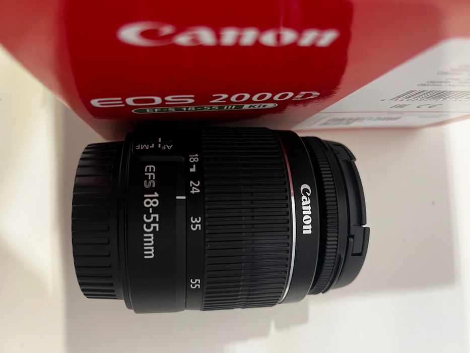Canon EOS 2000D com objetiva, cartão de memória e mala de transporte