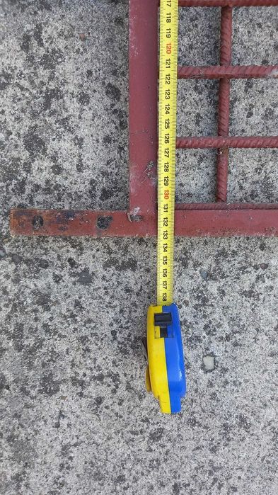 Stalowy płotek uzupełniający ogrodzenie