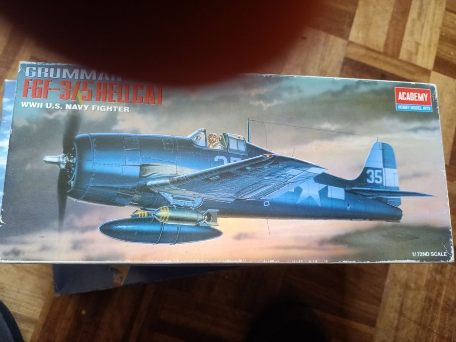 Vendo kit de modelismo Academy do Grummán F6F3/5 Hellcat